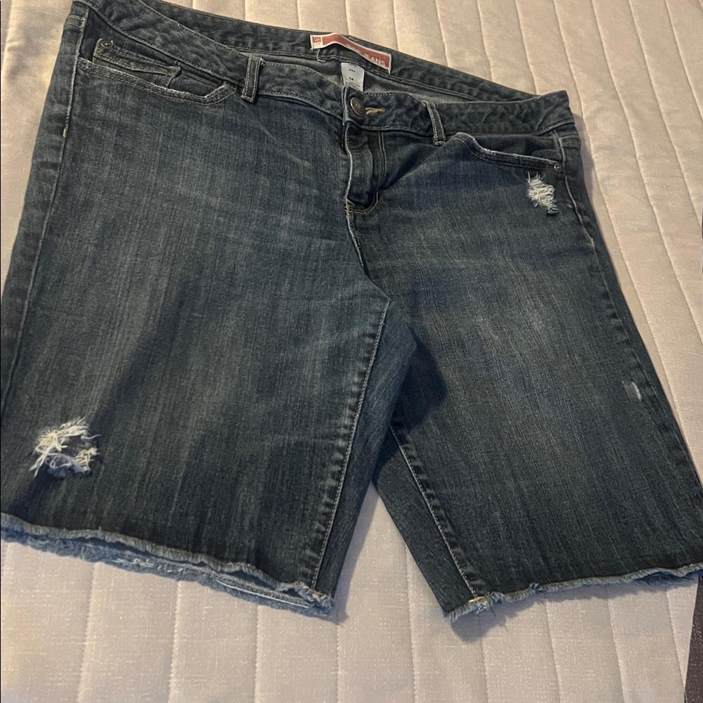 (GAP) women’s short jean 99% COTTON/ COTON
1% SPANDEX/ ELASTHANNE
shorts size 14